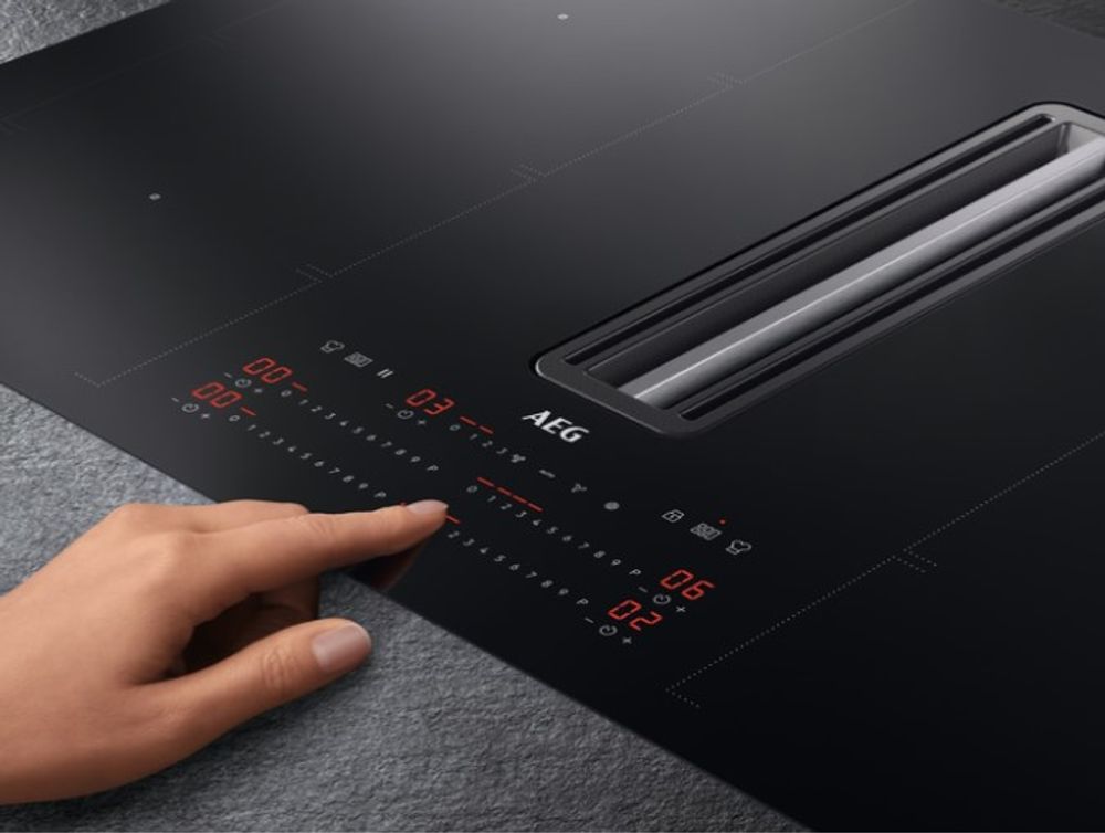 Aeg platetopp med ventilator CCE84779CB 83 cm med kullfilter