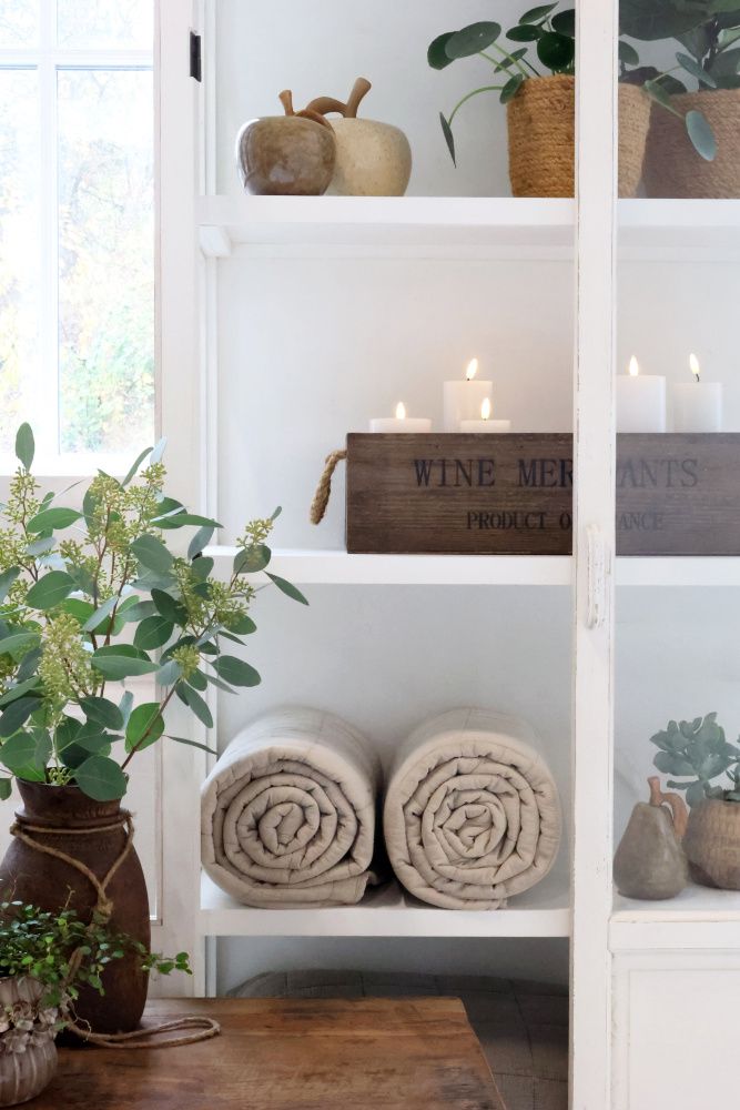 Vitrineskap med glassdør og hyller fra Chic Antique